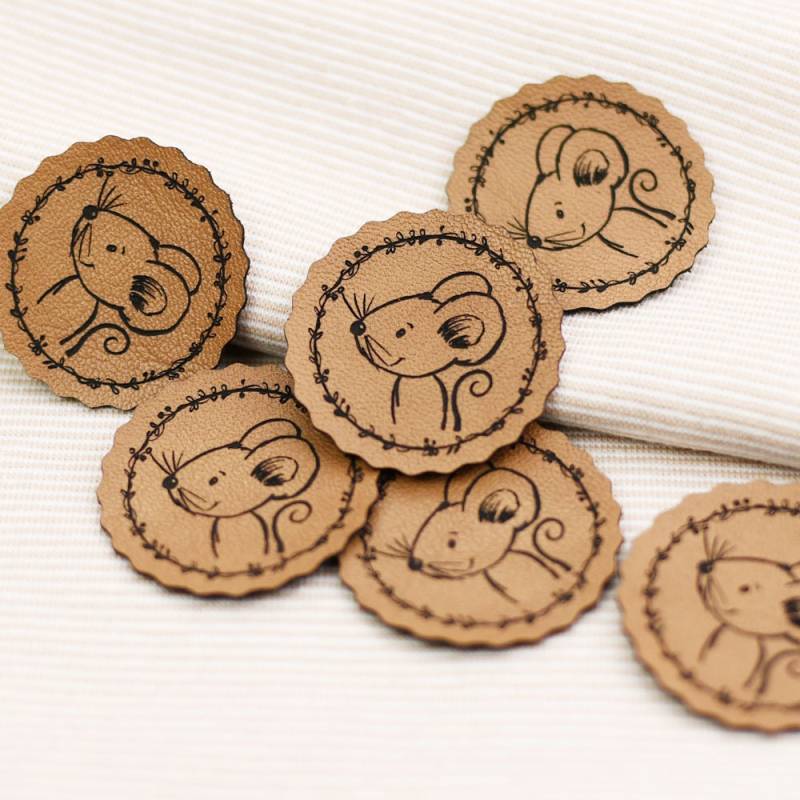 Label Aufnäher Kunstleder Button Maus Label Aufnäher Kunstleder Button Maus von Rotkaehlchen