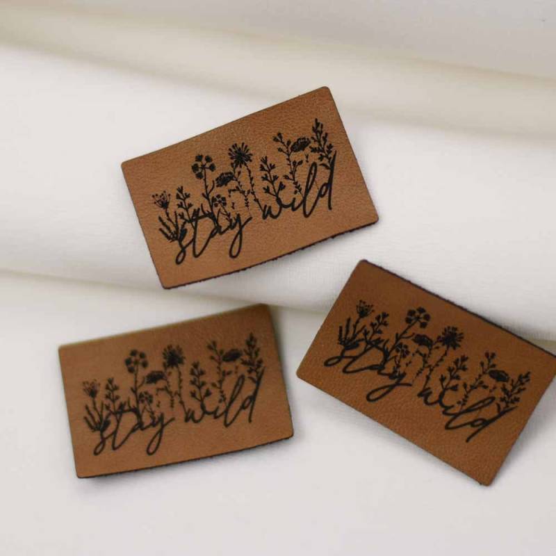Label Aufnäher Kunstleder Stay Wild von Rotkaehlchen