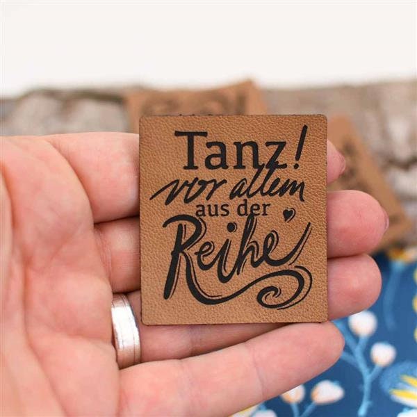 Label Aufnäher Kunstleder Tanz Vor Allem Aus Der Reihe Label Aufnäher Kunstleder Tanz Vor Allem Aus Der Reihe von Rotkaehlchen