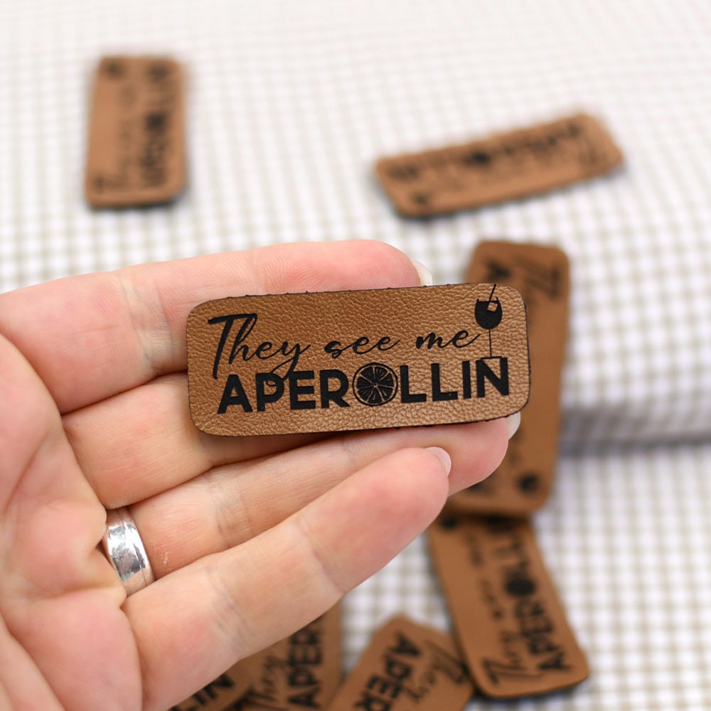 Label Aufnäher Kunstleder They See Me Aperollin Label Aufnäher Kunstleder They See Me Aperollin von Rotkaehlchen