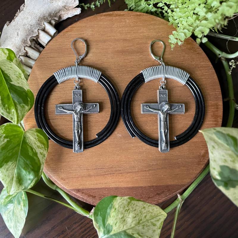 Black Cross Earrings von RottenDecayJewellery