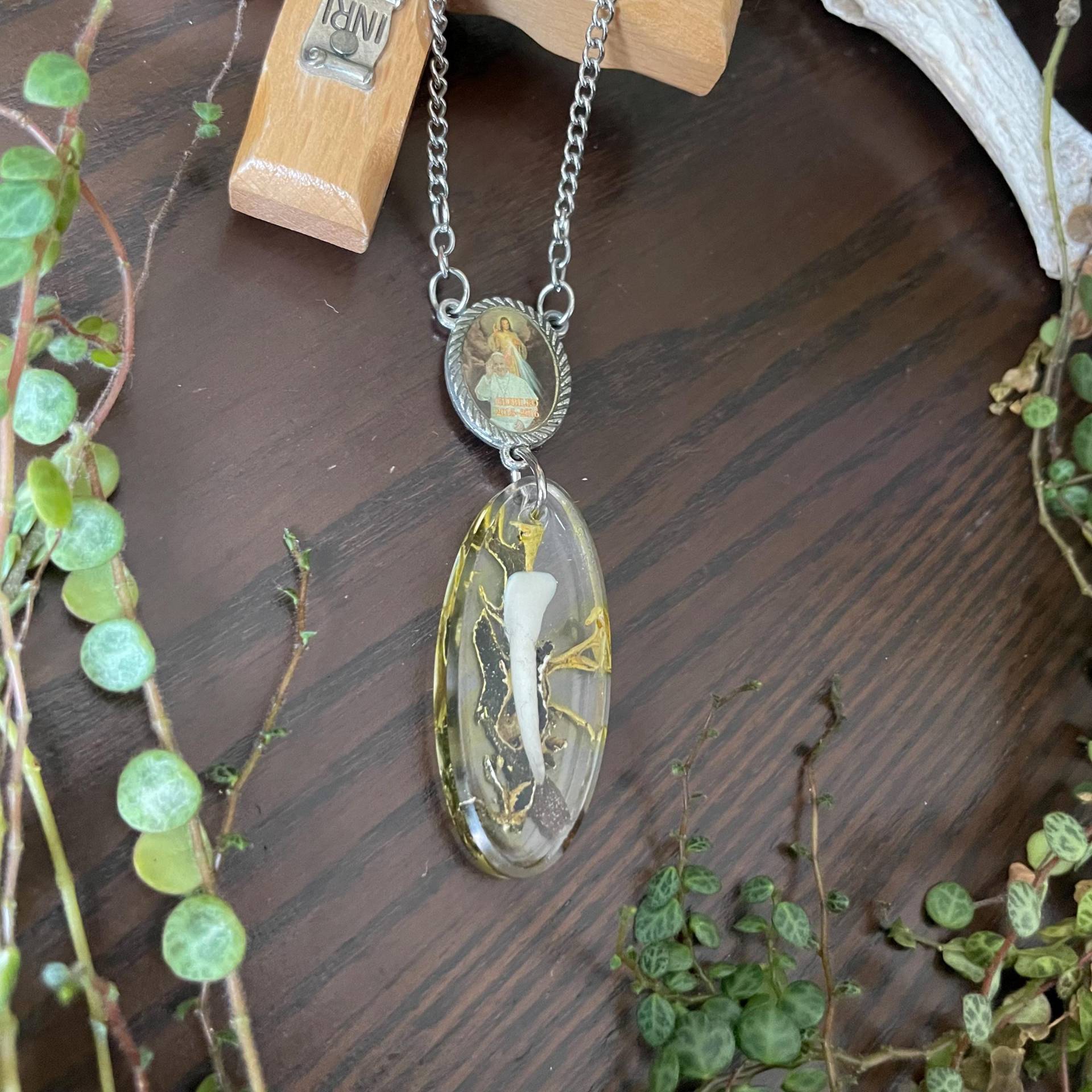 Pope Tooth Necklace von RottenDecayJewellery