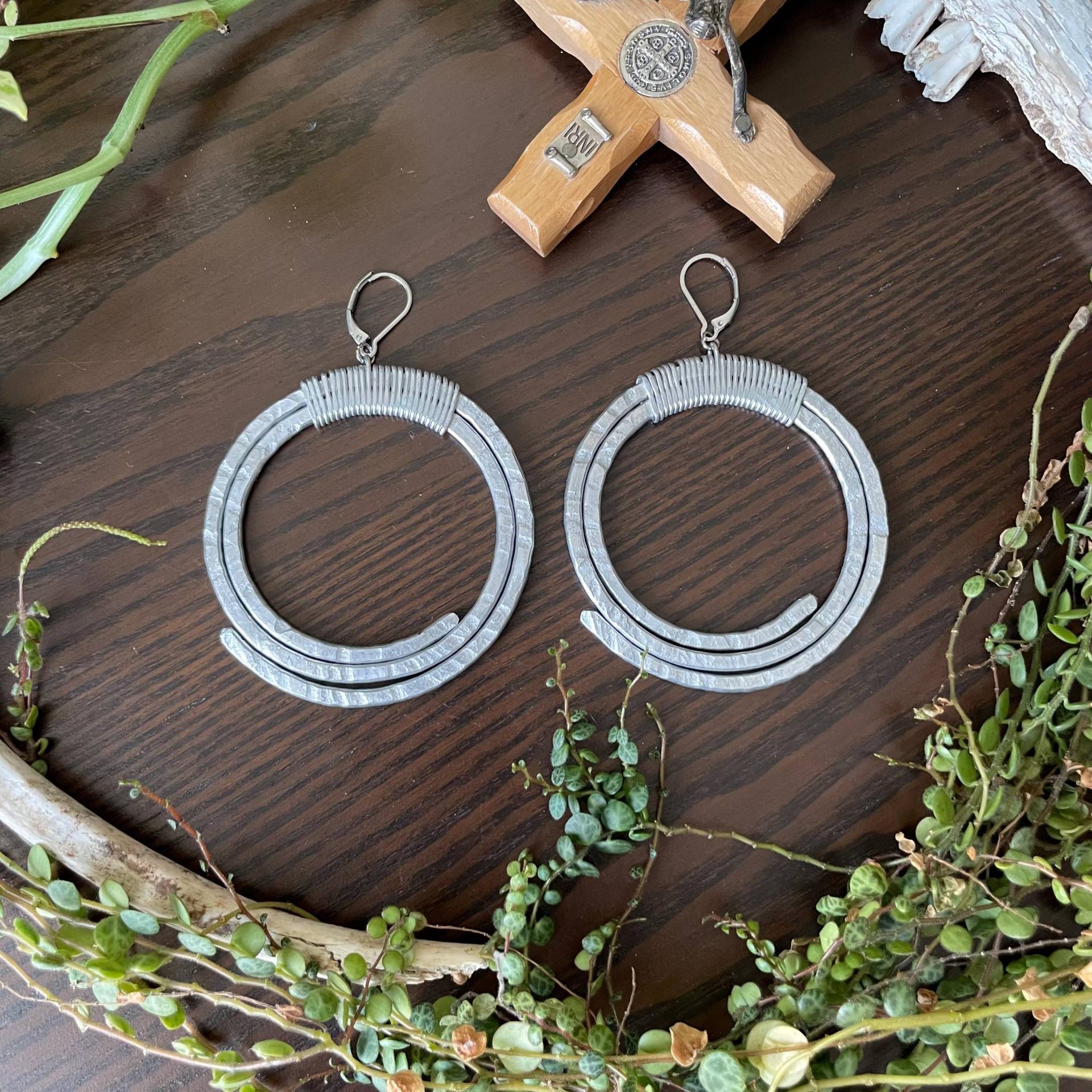 Simple Hammered Hoops von RottenDecayJewellery