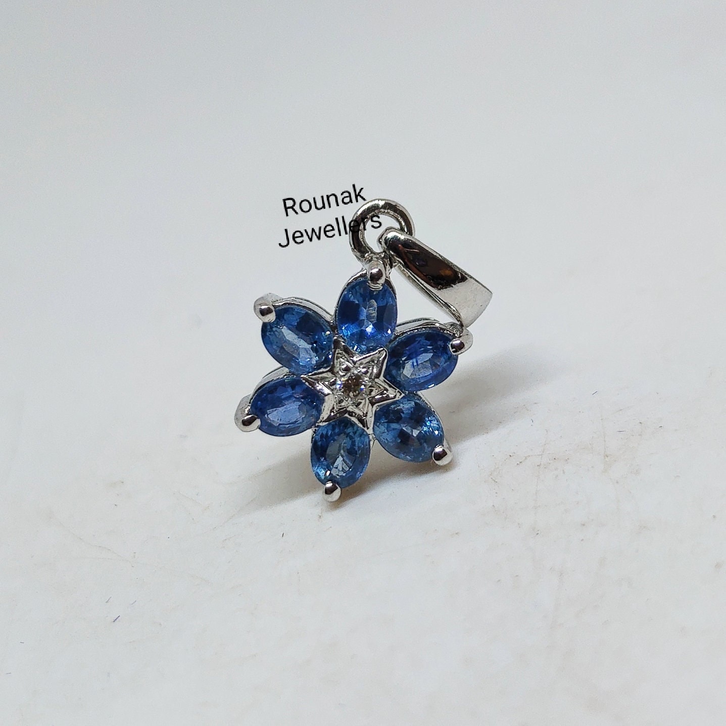 Blauer Saphir Anhänger, Silber Zierliche Geschenk Blumen Medaillon Geburtsstein Für Sie von RounakJewellers