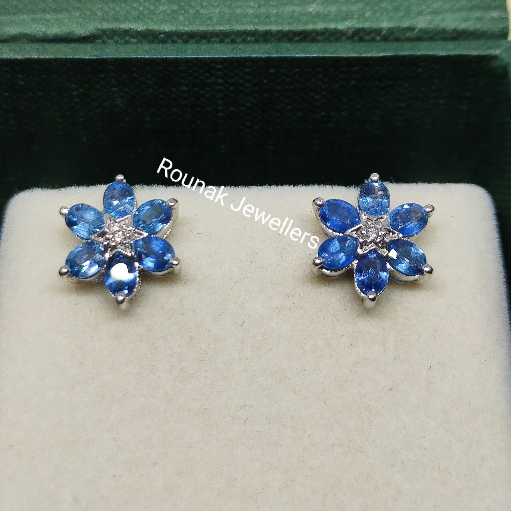 Blauer Saphir Ohrstecker, Zierliche Silber Boho Blumen Minimalist Brautjungfern Geschenke von RounakJewellers