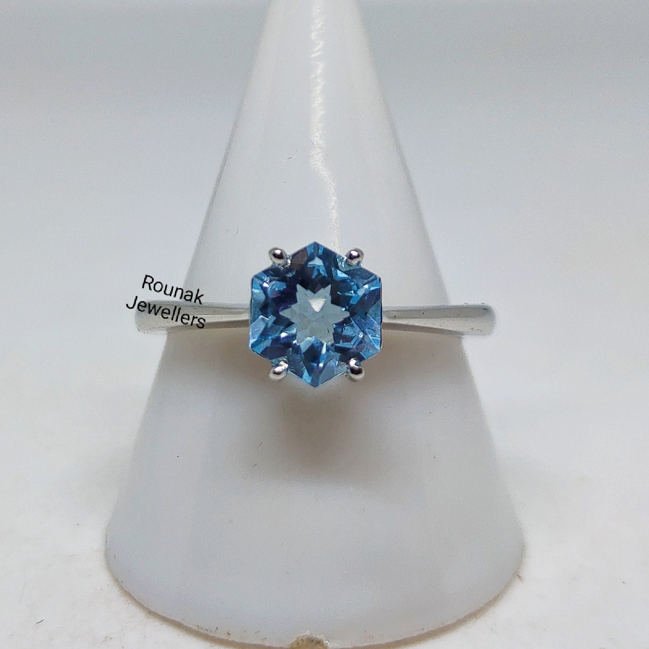 Blauer Topas Ring, Minimalist Sterling Silber Hexagon Cut Stapelbarer Ehering, Geschenk Für Mama Frau von RounakJewellers