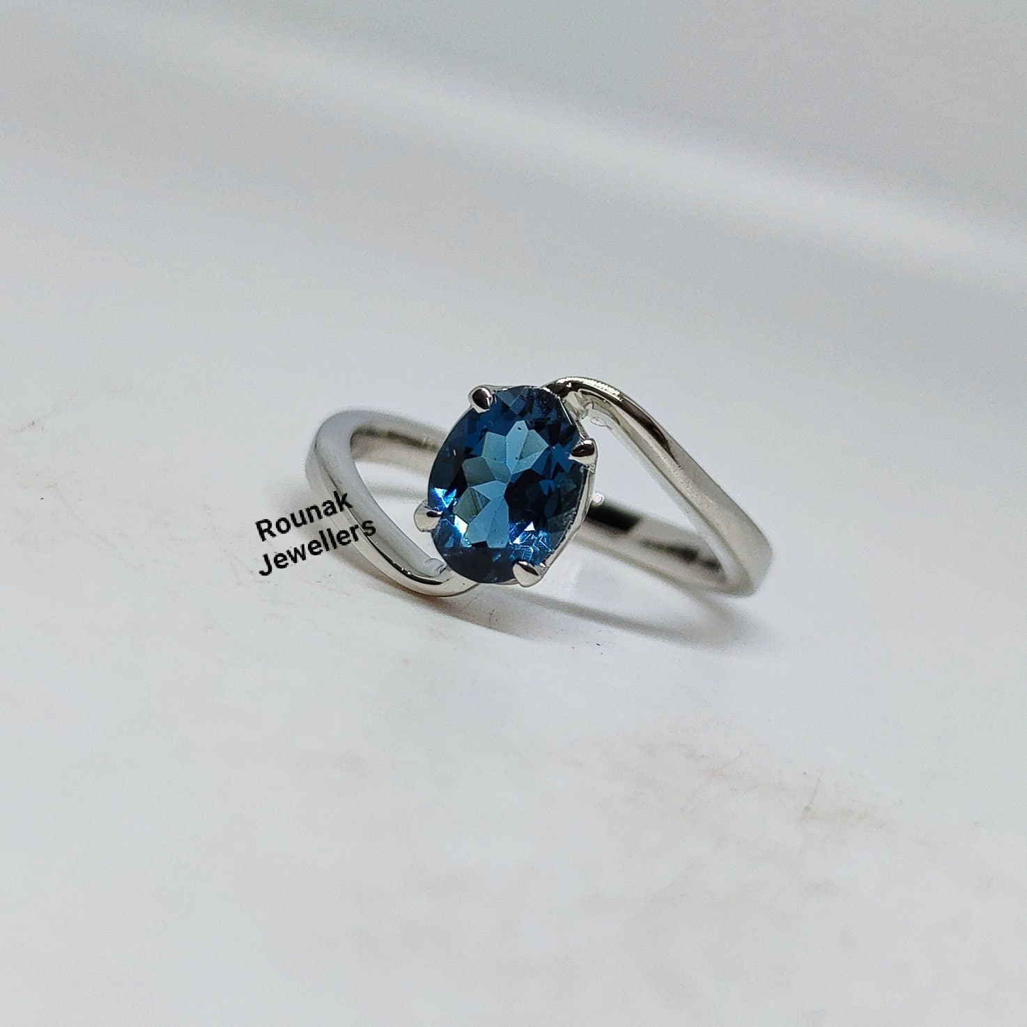 Echter London Blue Topas Ring, Stapelring, 925 Silber Zierliche Blaue Versprechen Geburtstagsring, Frau Geschenk Ring Sie von RounakJewellers