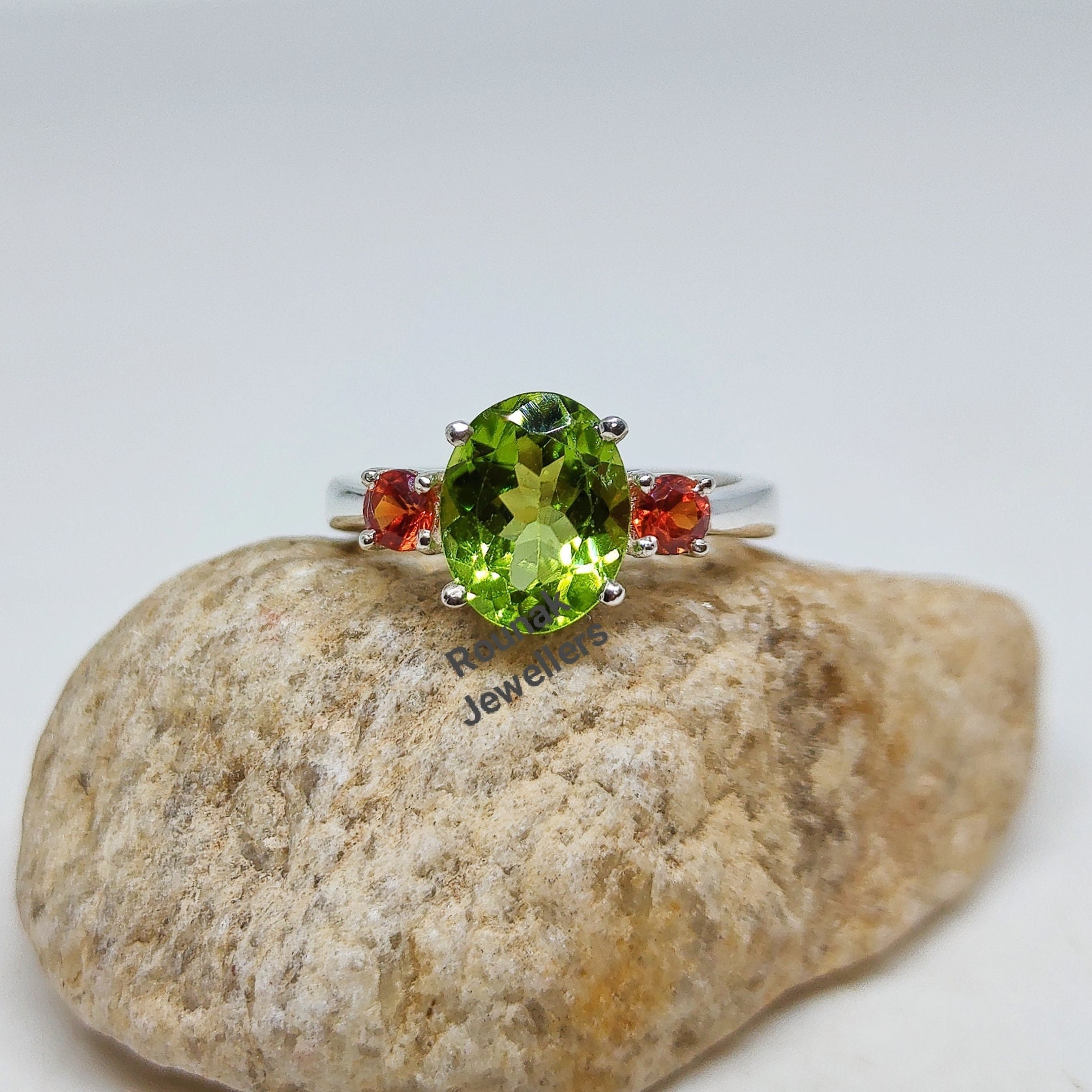 Echter Peridot Ring, Verlobungsring, Massiver 925 Sterling Silber, August Geburtsstein, Solitär Ring Für Sie von RounakJewellers