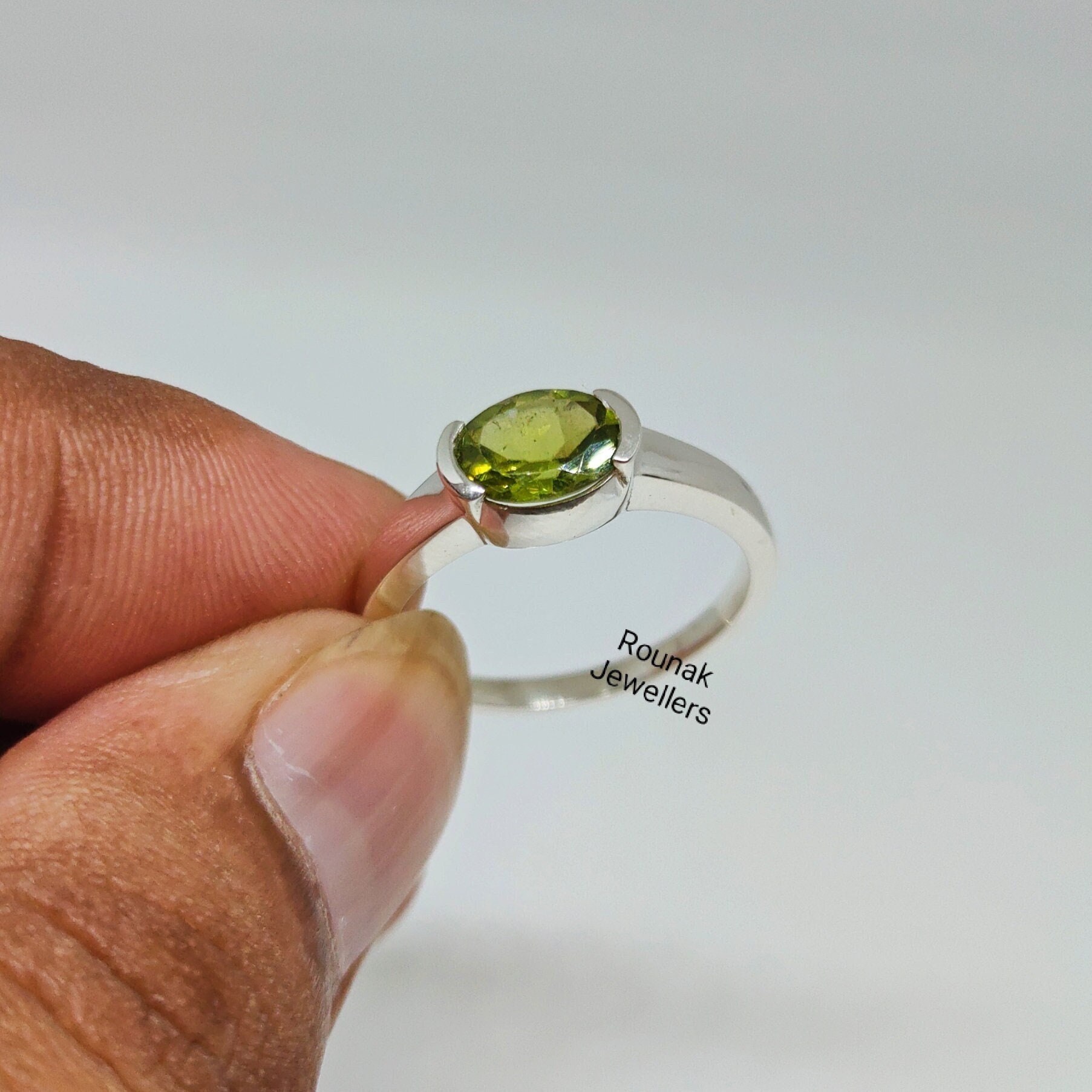 Grüner Peridot Ring, 925 Sterling Silber, Oval Geschliffener Edelstein, Ring Für Frauen von RounakJewellers