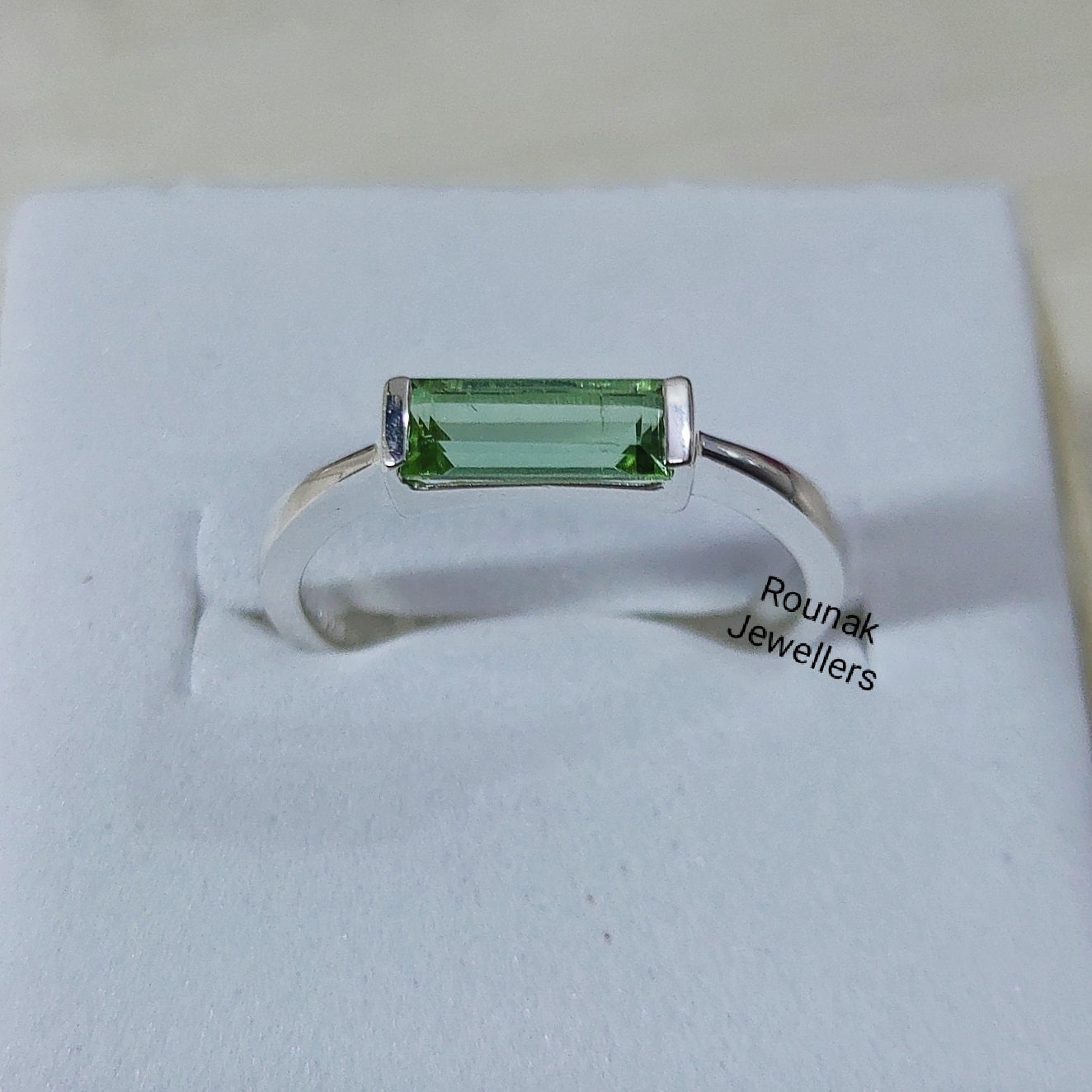 Grüner Turmalin Ring, 925 Sterling Silber Stapelring, Baguette Zierliche Heiligenschein Jahrestag Ring Geschenk von RounakJewellers