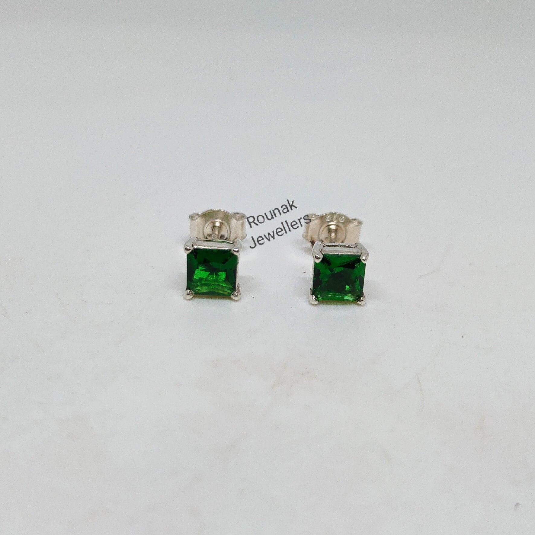 Lab Smaragd Ohrstecker, Zierliche Frauen Ohrringe, 925sterling Silber Minimalist Brautjungfern Geschenke, Geschenk Sie von RounakJewellers