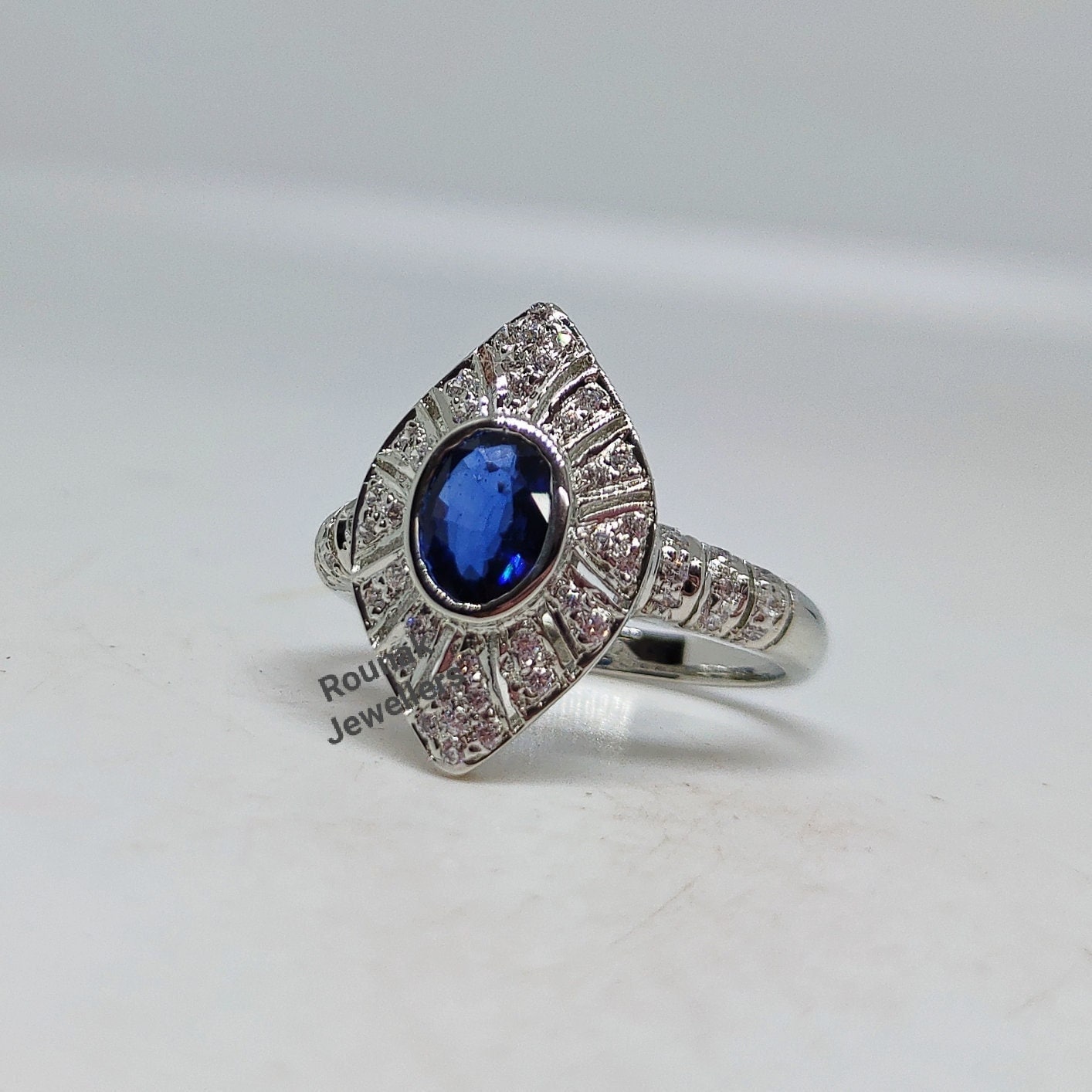 Natürlicher Blauer Saphir Ring, Art Deco Statement Vintage Versprechen Geburtsstein Jahrestag Ring von RounakJewellers