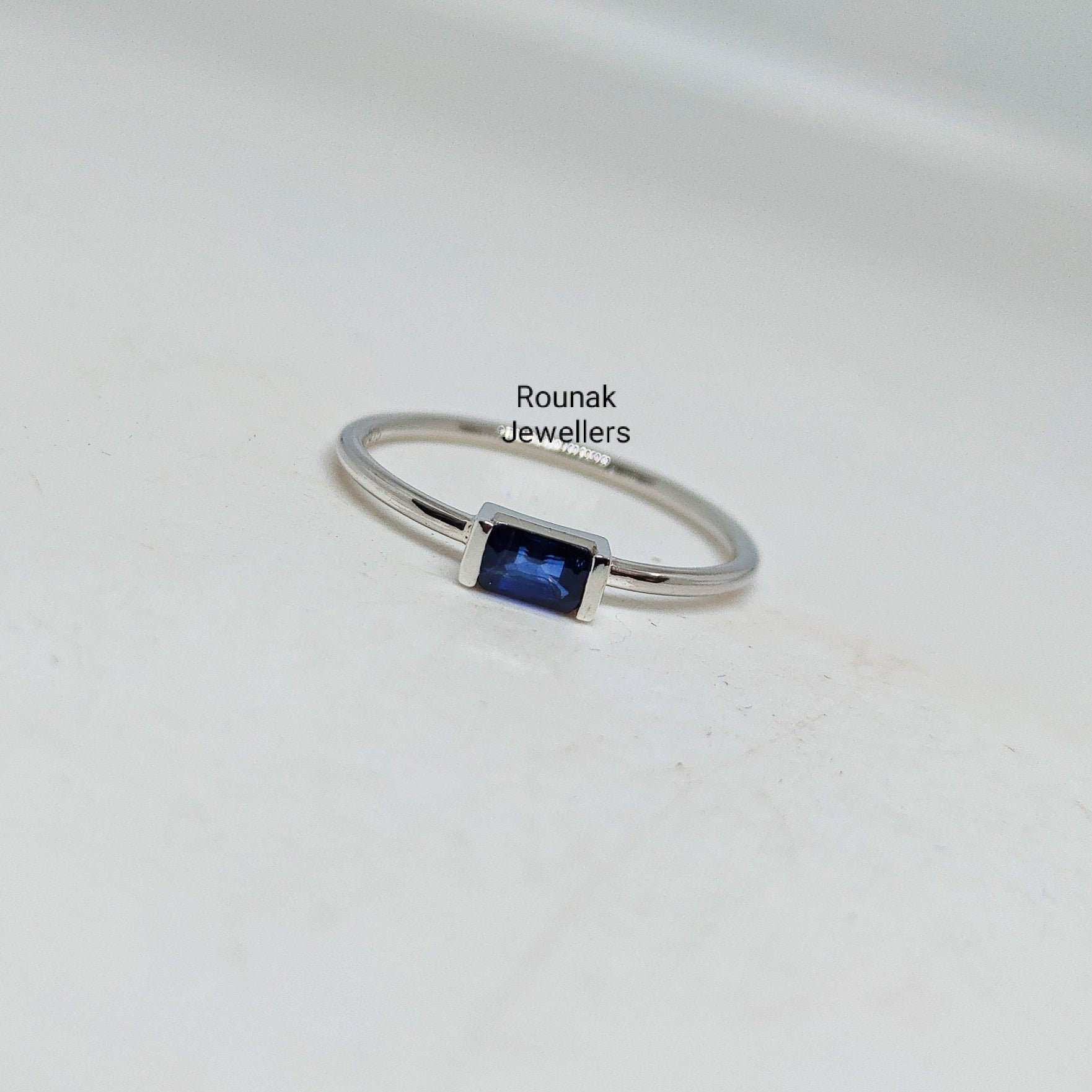 Natürlicher Blauer Saphir Ring, Stapelring, Minimalist September Birthstone Baguette Geschnitten Zierlicher Frauen Ring von RounakJewellers