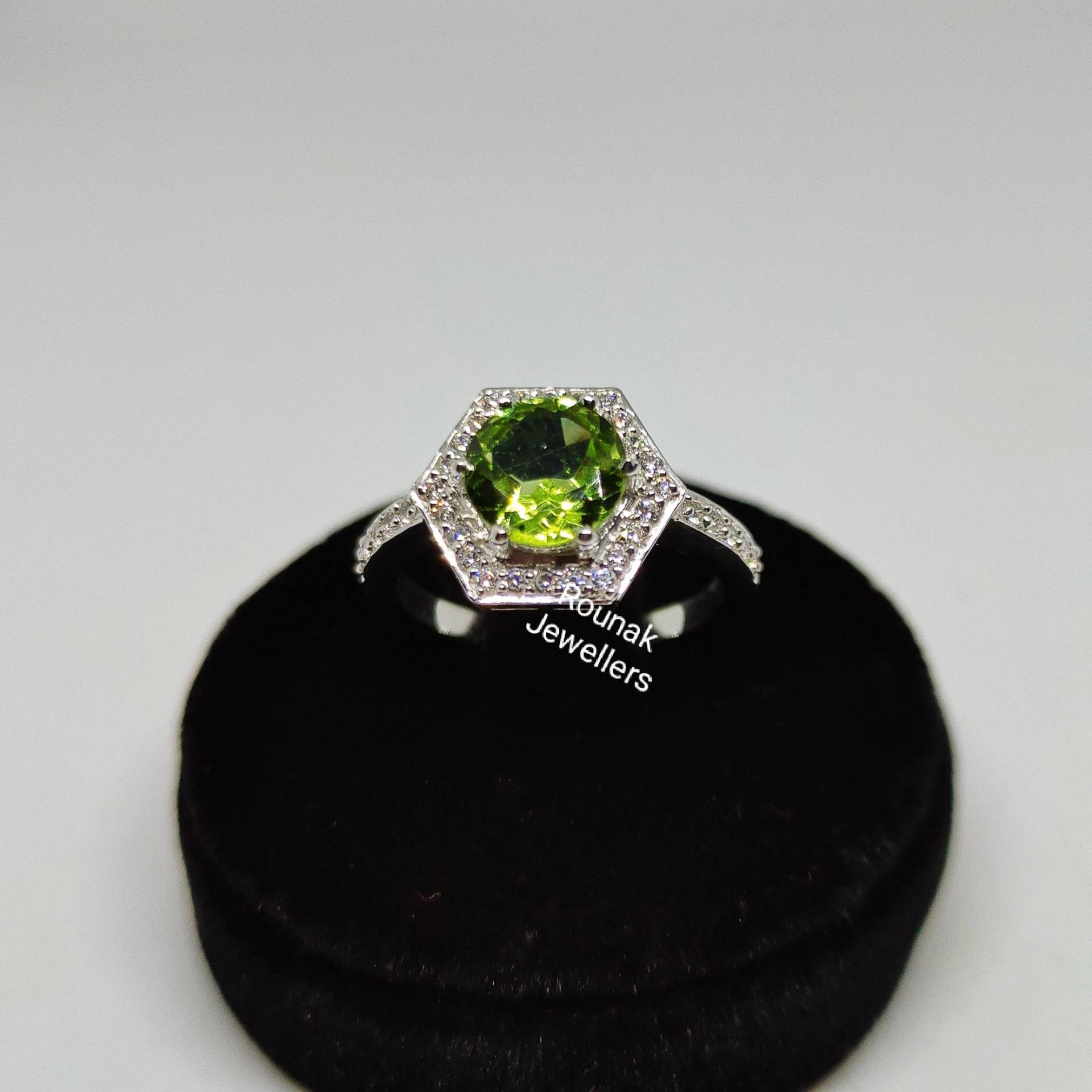 Natürlicher Grüner Peridot Ring, August Geburtsstein, Sterling Silber Zirkonia Verlobungsring, Statement Geschenk Für Frauen von RounakJewellers