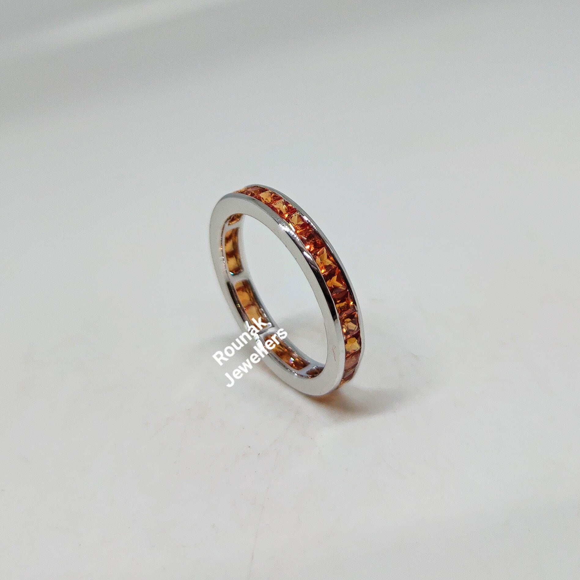 Natürlicher Orange Saphir Bandring, Stapelbares Band, Solider 14K Weißgoldring, Volle Ewigkeit Ehering, Geburtstagsgeschenk Für Sie von RounakJewellers