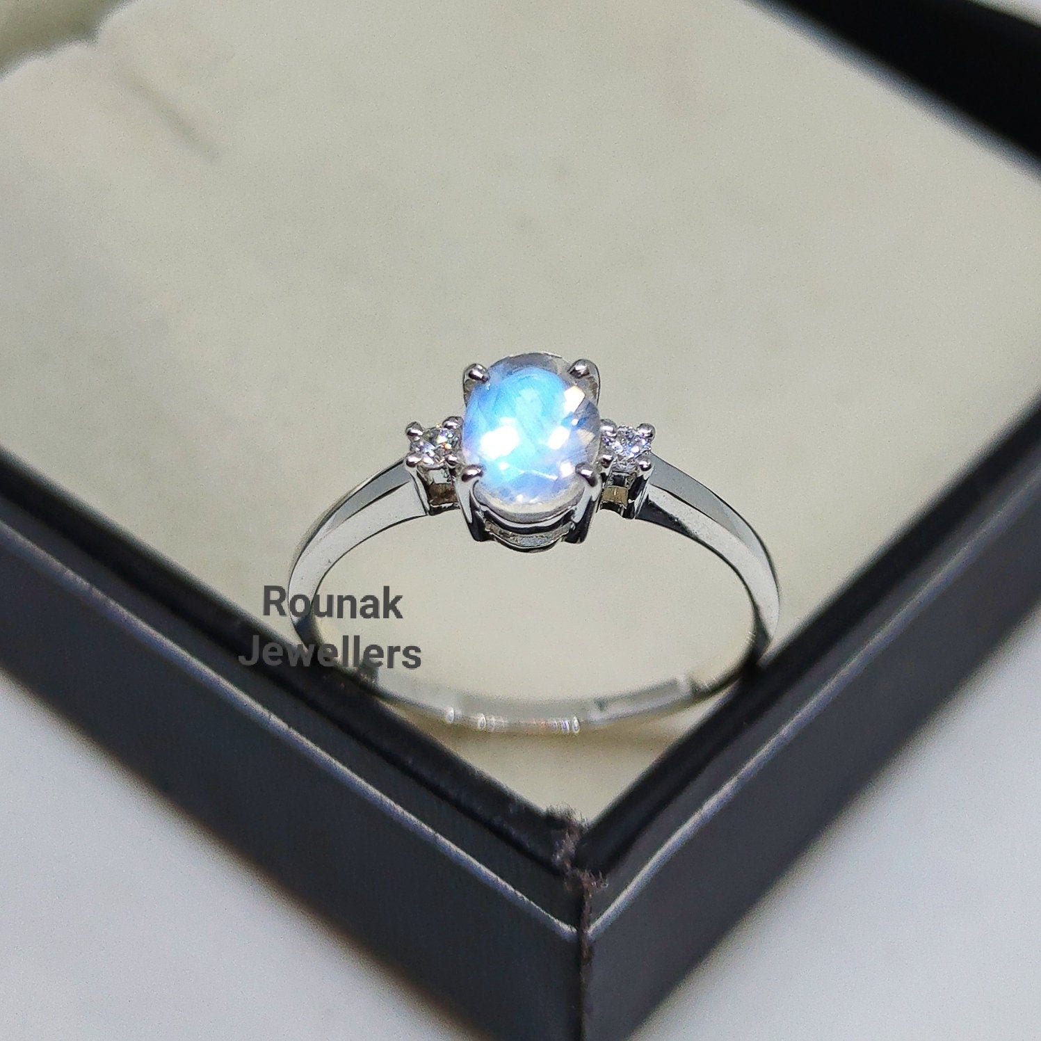 Natürlicher Regenbogen Mondstein Ring, Frauen Minimalist Aaa+ Qualität Edelstein 925 Sterling Silber, Juni Geburtsstein Geschenk Für Sie von RounakJewellers