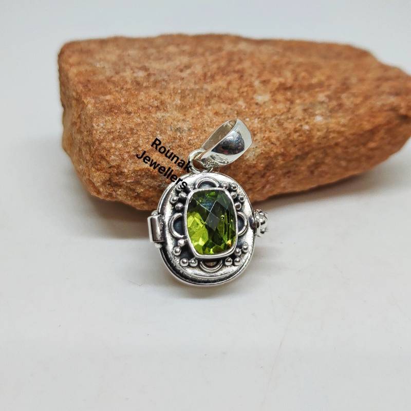 Peridot Gift Pendent, Kleine Box Medizin 925 Sterling Silber, Pille Edelstein Handgemachtes Muttertagsgeschenk von RounakJewellers