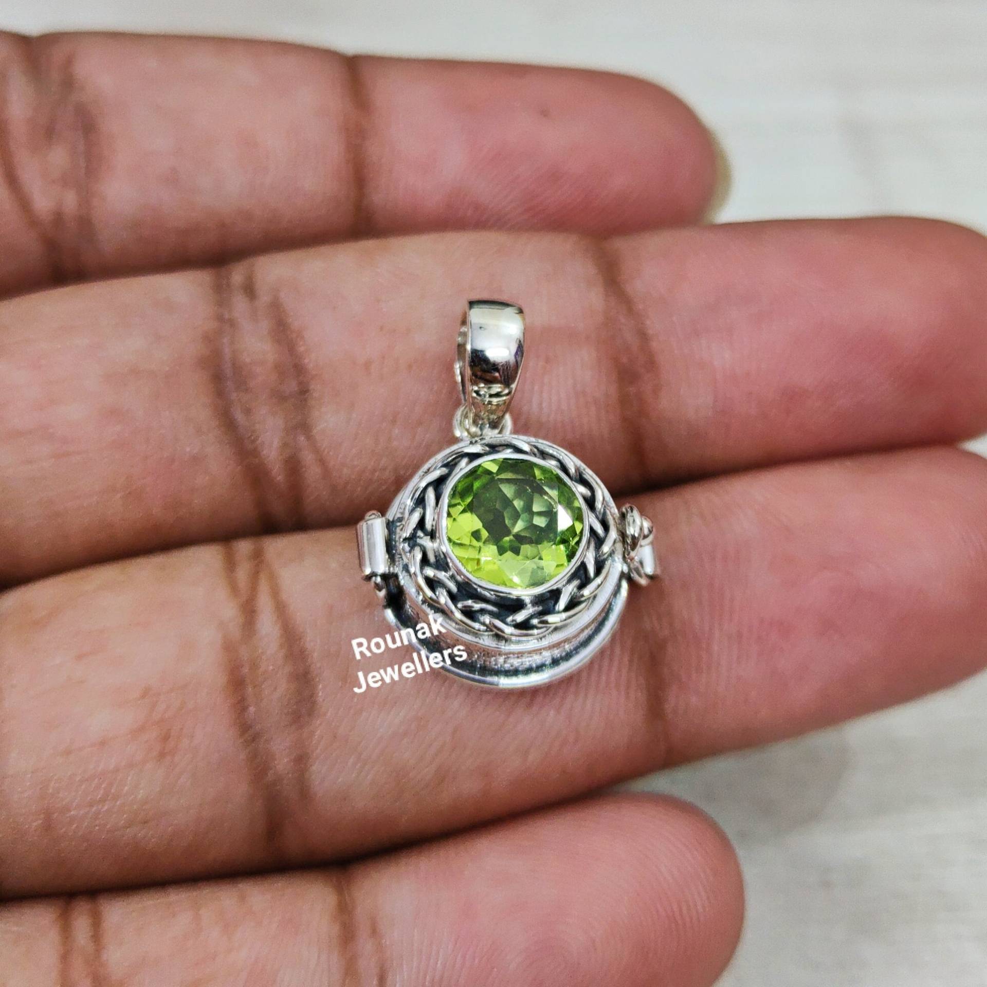 Peridot Gift Pendent, Runde Box Medizin 925 Sterling Silber, Fach Handmade Muttertag Geschenk von RounakJewellers