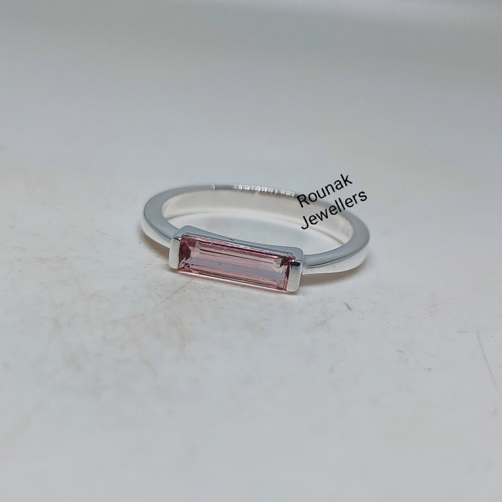 Pink Turmalin Ring, Versprechen 925 Sterling Silber, Stapel Baguette Zierlicher Halo Jahrestag Ring Geschenk von RounakJewellers