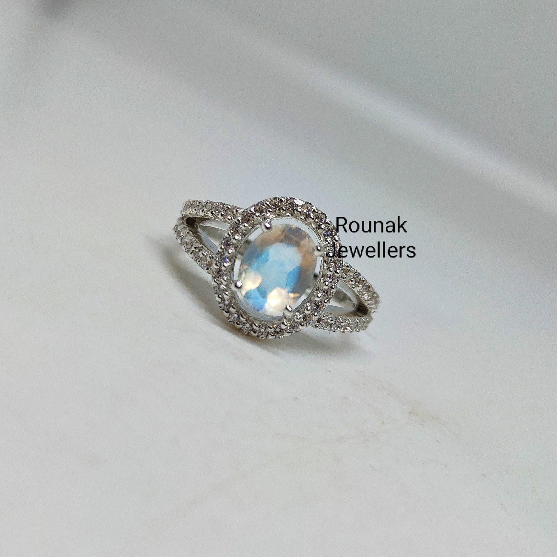 Regenbogen Mondstein Ring, Minimalist 925 Sterling Silber, Stapelbarer Blauer Feuer Jahrestag Geschenk, Hochzeitsgeschenk von RounakJewellers