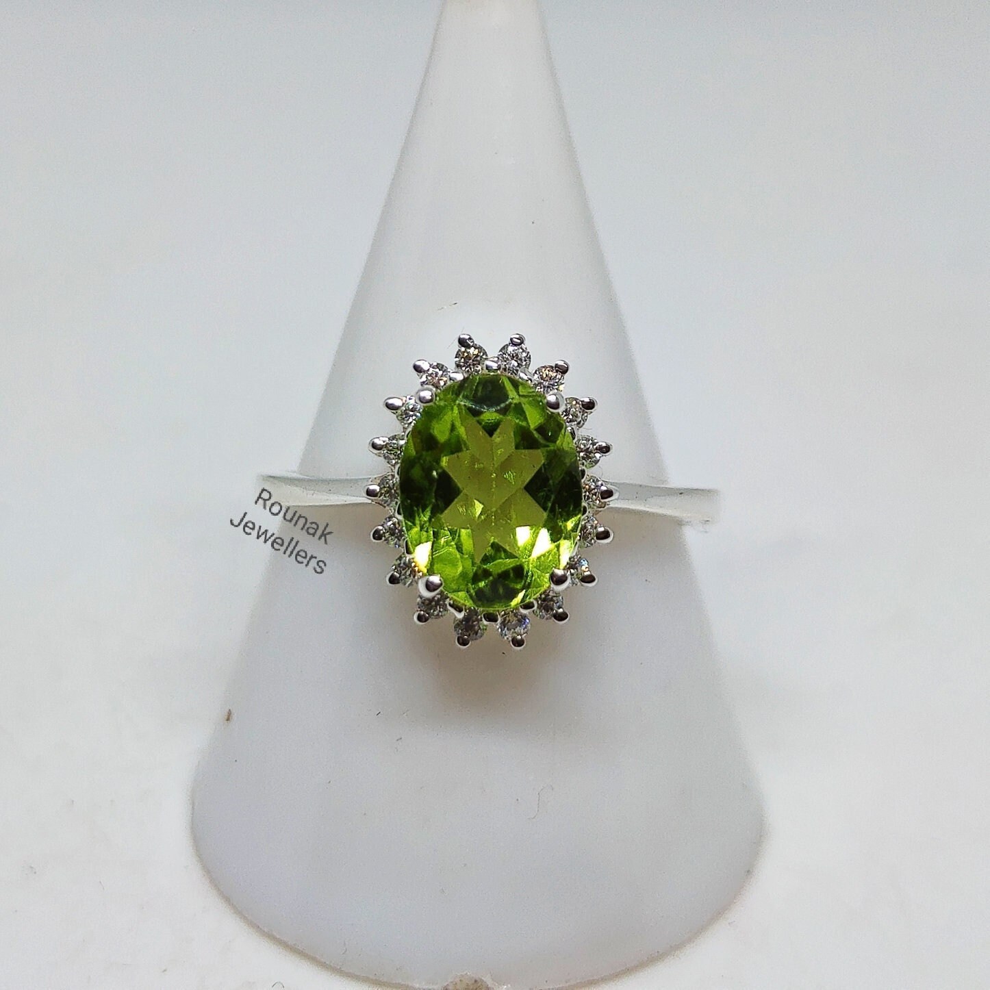 Vantage Peridot Ring, Verlobungsring, Zierliche Silber Natürlicher Edelstein August Geburtsstein, Vorschlag Geschenk Ring von RounakJewellers