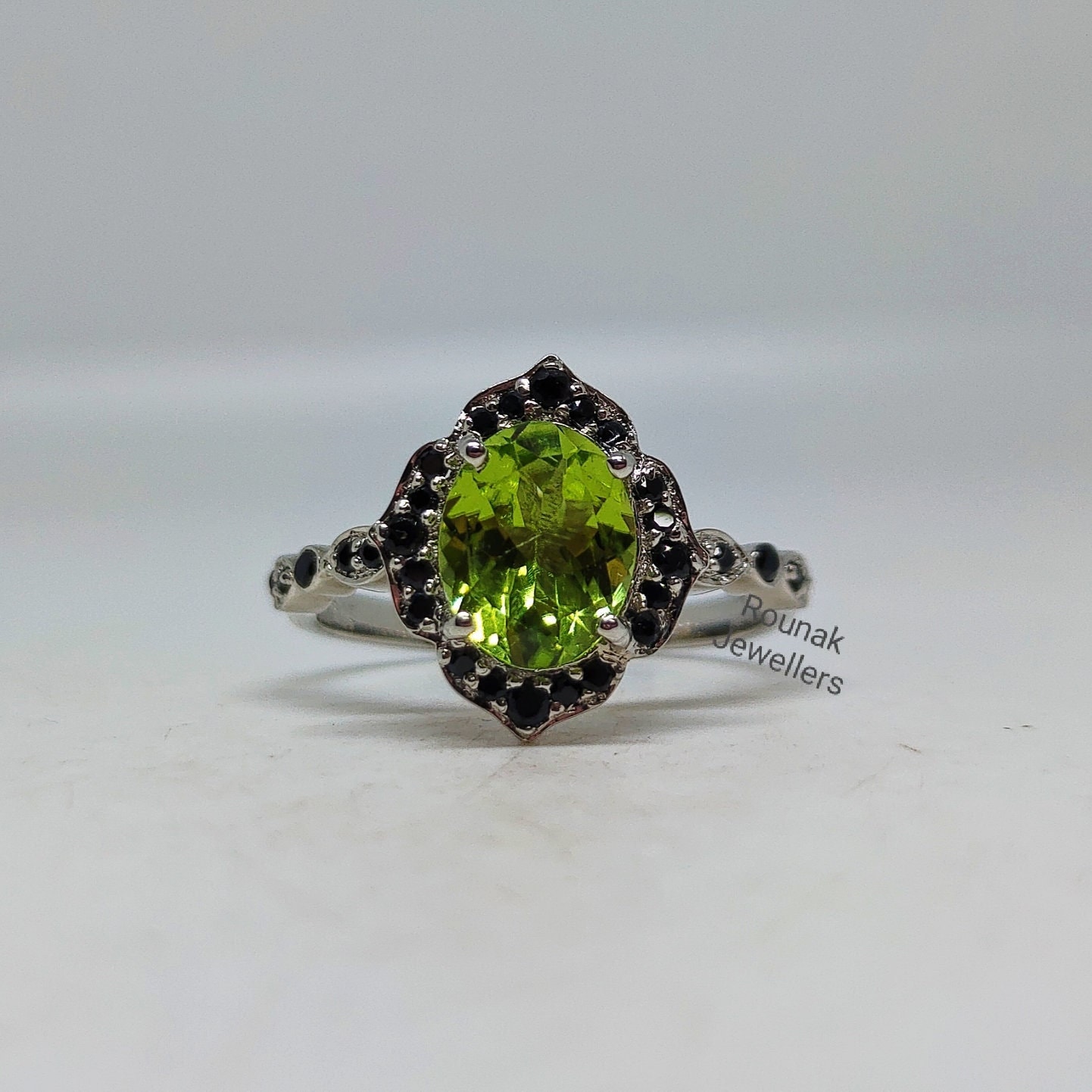 Vintage Peridot Ring, Stapelbarer 925 Sterling Silber, Natürlicher Zierlicher Versprechen Geburtsstein Frauen Geschenk Ring von RounakJewellers