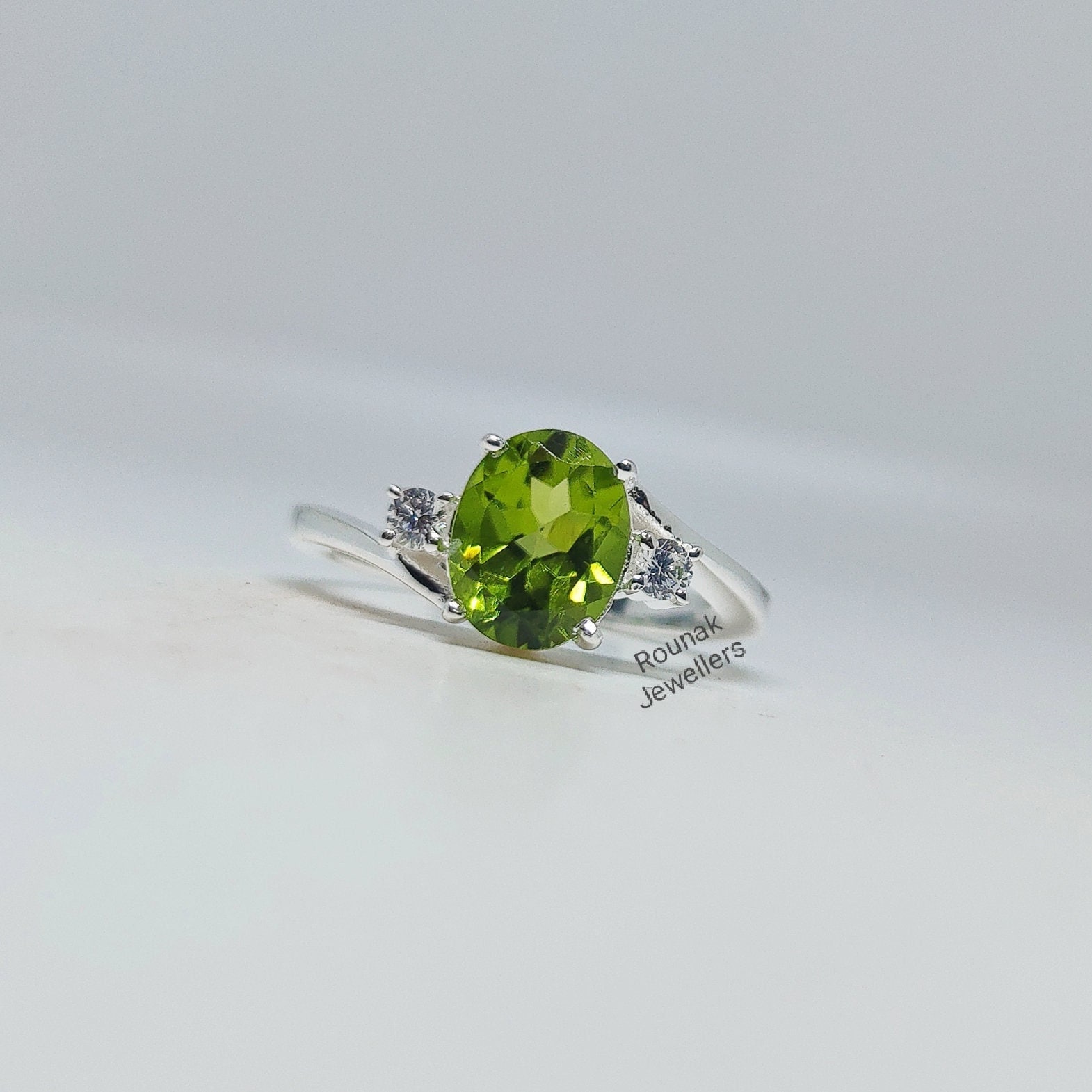 Vintage Peridot Ring, Verlobungsring, 925 Sterling Silber, Natürlicher Oval Versprechen Jubiläumsring, Frauen Geschenk Ring von RounakJewellers