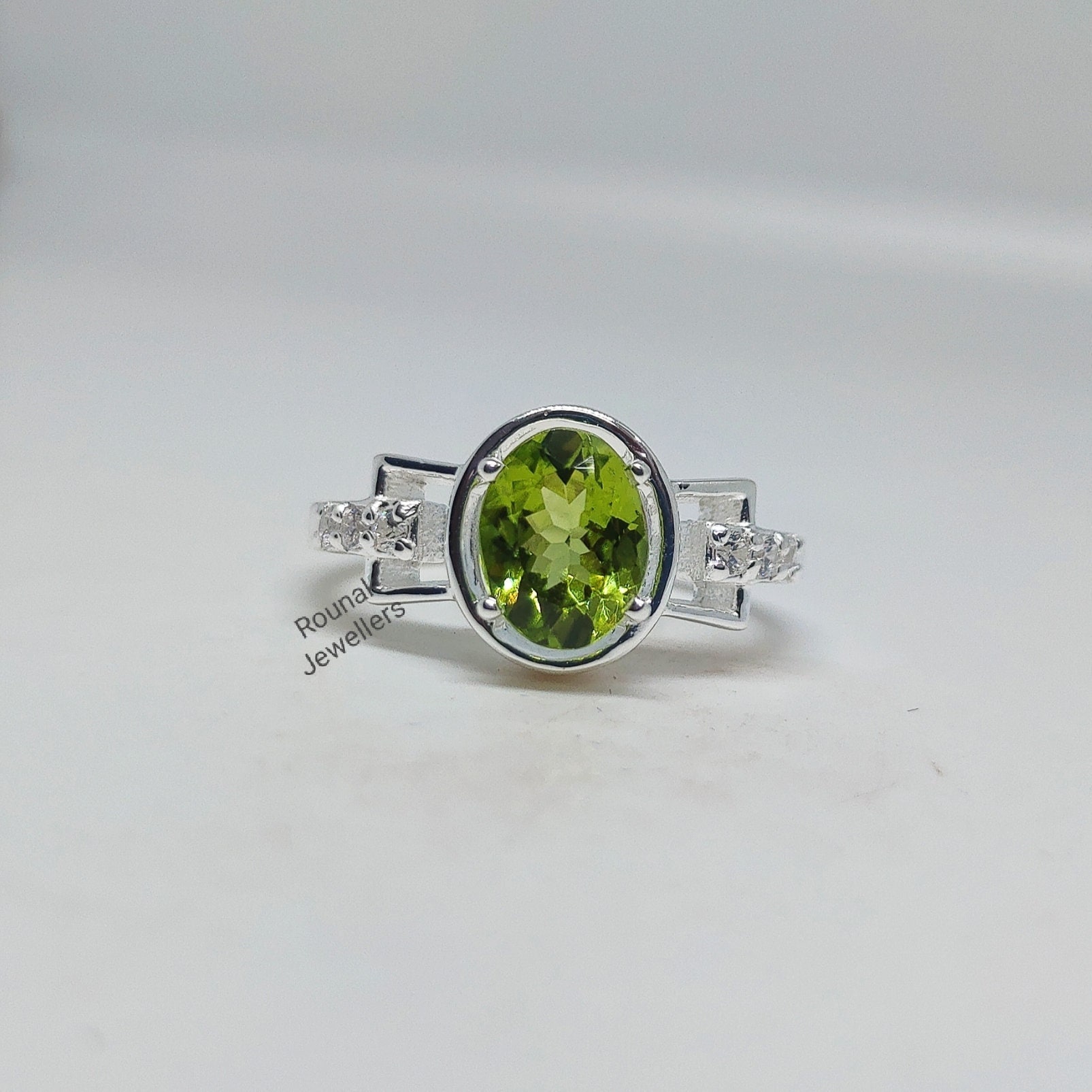 Vintage Peridot Ring, Zierliche Versprechen Statement 925 Sterling Silber, Natürlicher Oval August Geburtsstein, Frauen Ring von RounakJewellers