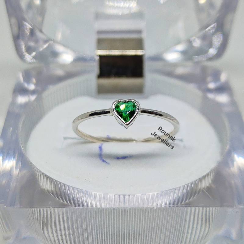 Zierliche Herz Ring, Stapelring, Lab Smaragd Minimalist 925 Starling Silber, Silber Frauen Liebe Geschenk von RounakJewellers