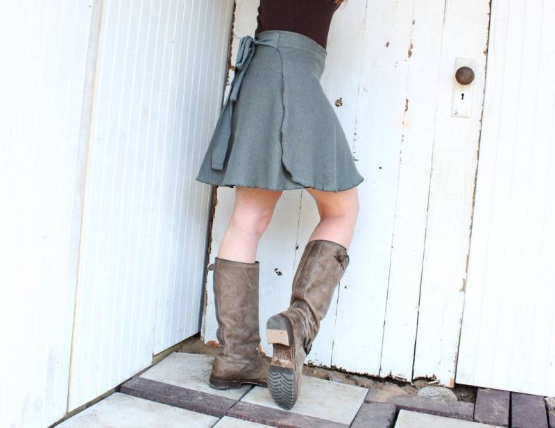 Kurzer Wickelrock Aus Hanf Und Bio-Baumwolle - Viele Farben Zur Auswahl Made To Order Bio-Damenmode Von Rowan Gray Frühling von RowanGreyClothing