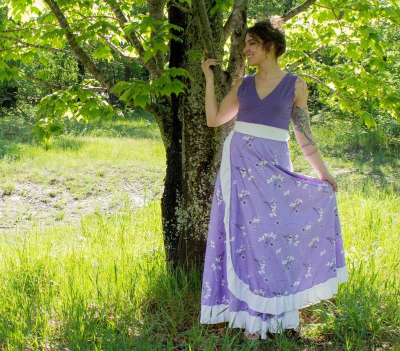 Muster Sale - Versandfertig Größe M Lavendel Mariana Wickelkleid Bio Maxikleid Mit Rüschen Bio-stoff V-Ausschnitt Hochzeit von RowanGreyClothing