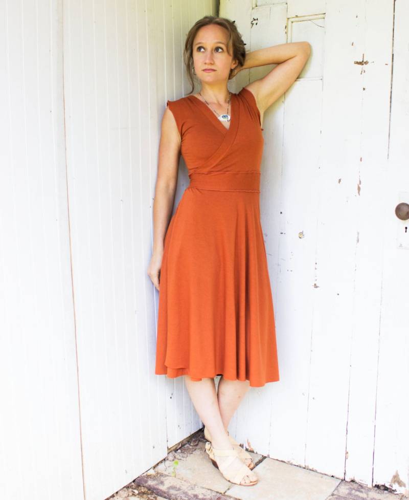Rhiannon Wickelkleid - Mittlere Länge Bio-Kleidung Auf Bestellung 18 Farben Zur Auswahl Midi-Sommer-Sleeveless Kleid Mit V-Ausschnitt von RowanGreyClothing