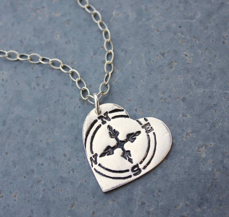 Follow Your Heart Halskette - Handgemachte Feinsilber Herz Charm Mit Kompass - Strukturierte Oxidierte Sterling Silber Kette - Graduierung, Liebe von RowanOliviaJewelry