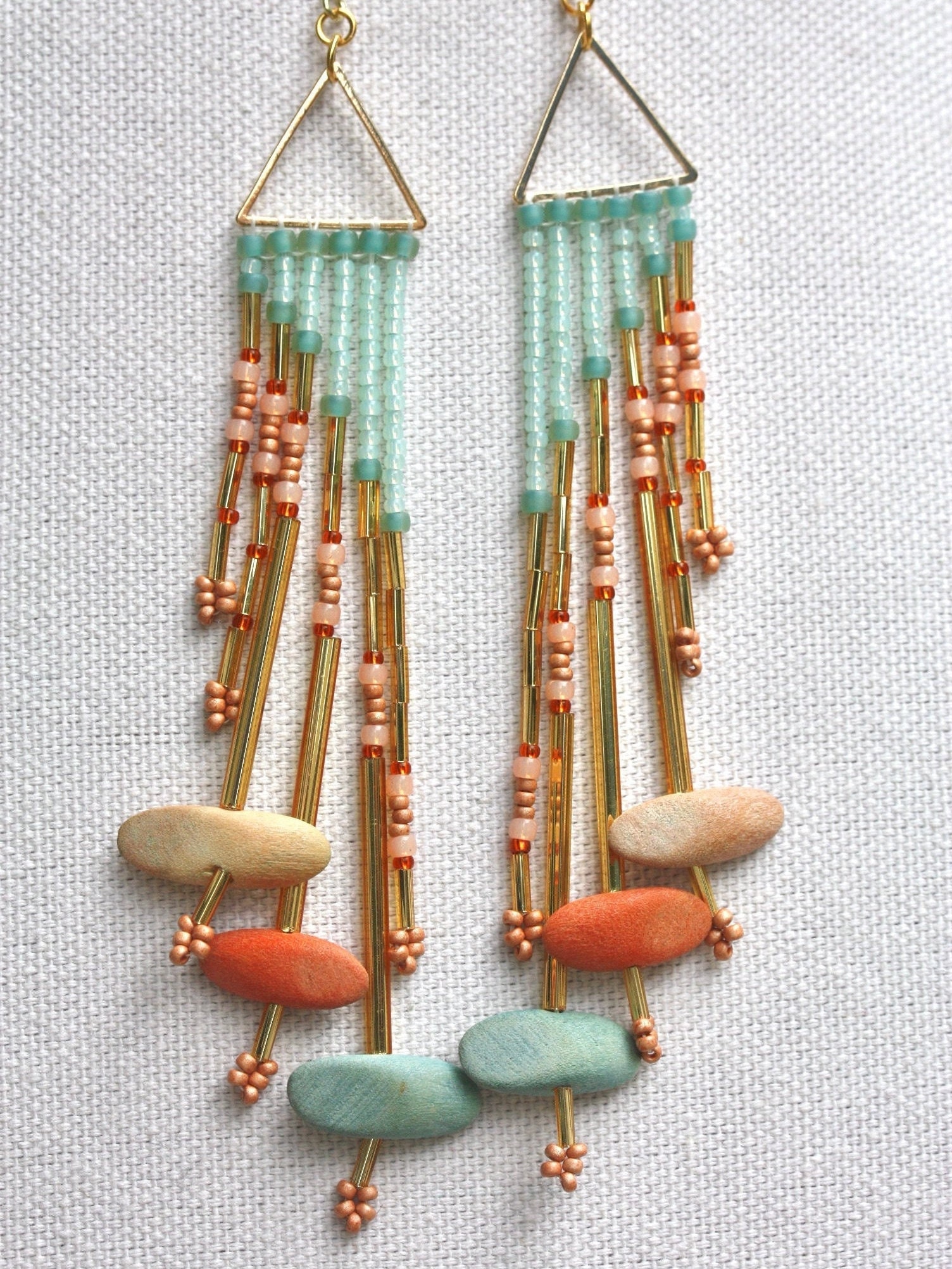 Handgfertigte Lange Perlengefädelte Statement Ohrringe Aus Glas, Metall Und Farbigem Treibholz von RoxanneBlackBeadwork