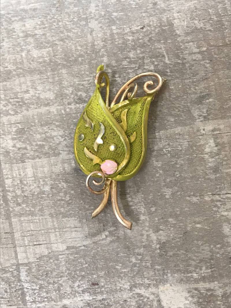 Revisted, Modernized, Upcycled - Handbemalte Vintage Blumenbrosche Mit Strasssteinchen von RoxanneBlackBeadwork