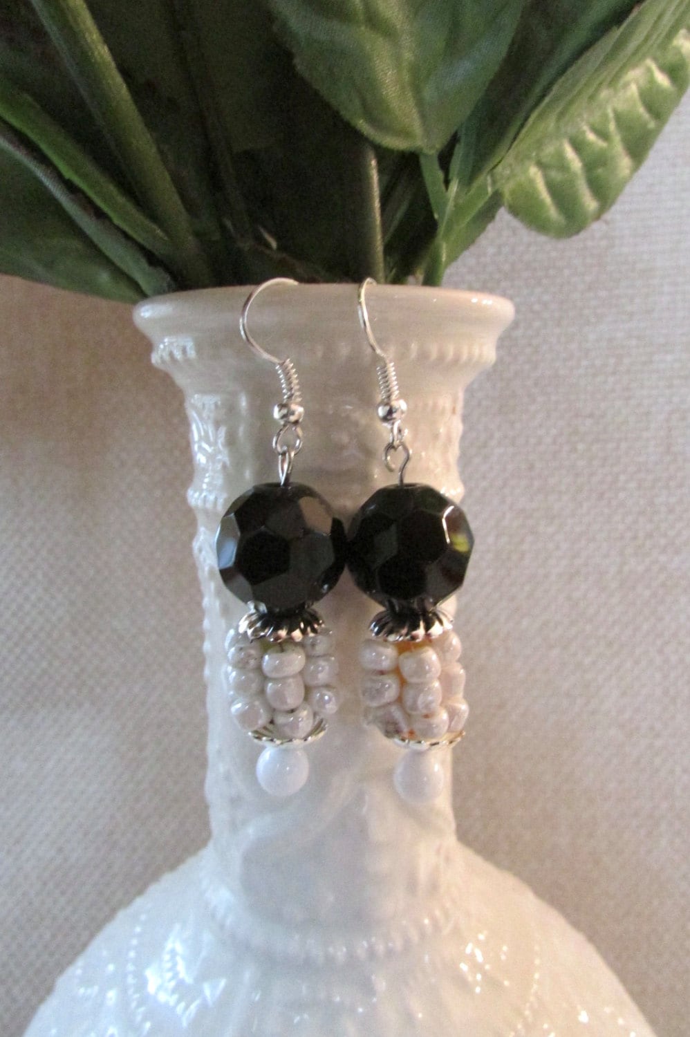 Schwarze Und Weiße Perlenbesetzte Ohrringe von RoxanneBlackBeadwork