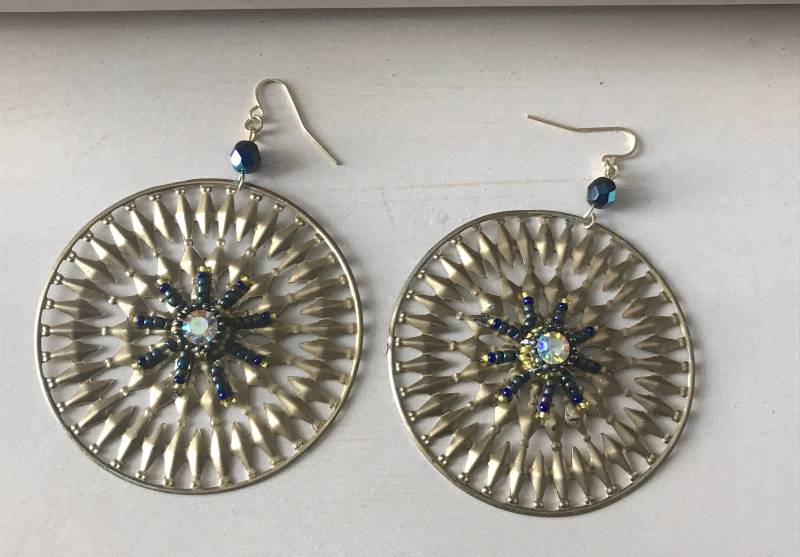 Überarbeitete, Modernisierte, Große Upcycle Creolen Mit Handgemachter Perlenarbeit von RoxanneBlackBeadwork