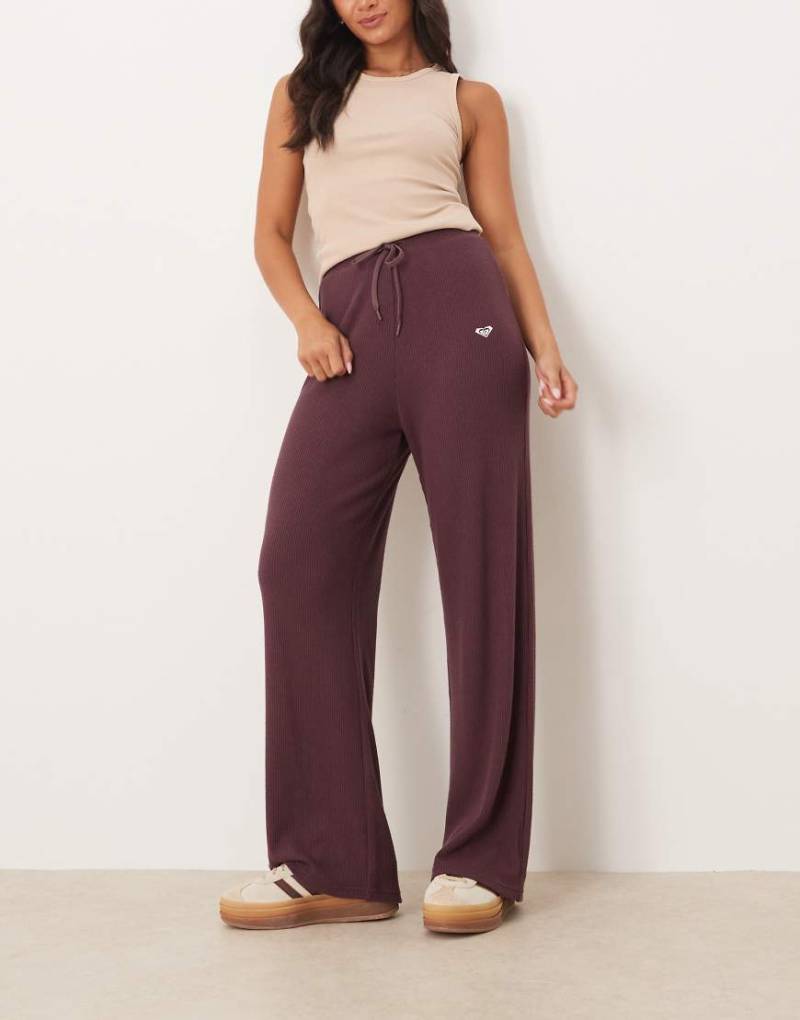 Roxy - Rise & Vibe New - Gerippe, weit geschnittene Sporthose in Schwarzbeere-Rot von Roxy