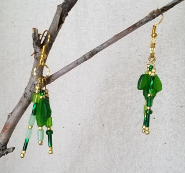 Frühlingshafte Grüne Blatt-Ohrringe Mit Grünen Glasperlen Frühlingshafte Grüne Blatt-Ohrringe Mit Grünen Glasperlen von Roxyswhimseys