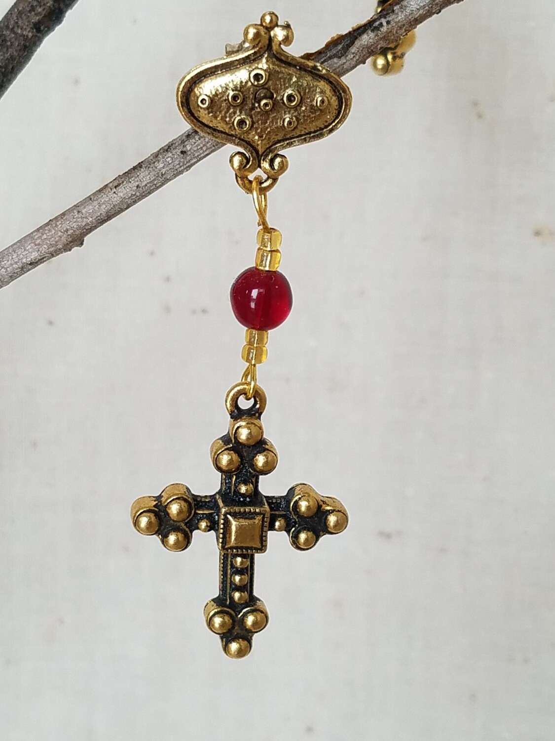 Goldfarbenes Kreuz Mit Roten Glasperlen Besetzt von Roxyswhimseys