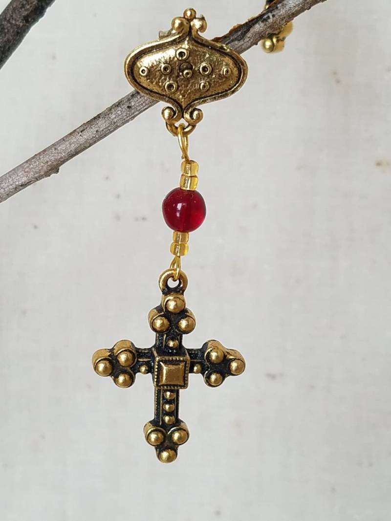 Goldfarbenes Kreuz Mit Roten Glasperlen Besetzt von Roxyswhimseys