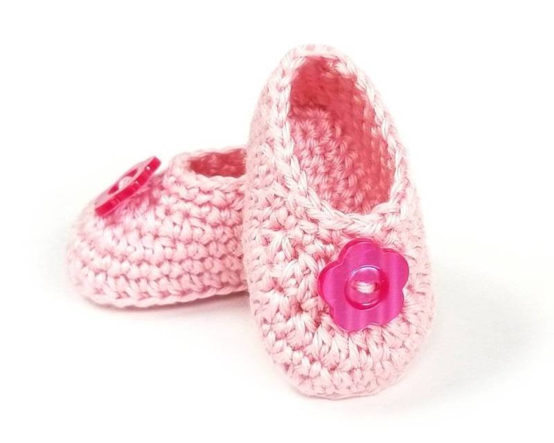 Gehäkelte Babyschuhe Rosa Blume Mit Knopf, Neugeborenenankündigung Gehäkelte Babyschuhe Rosa Blume Mit Knopf, Neugeborenenankündigung von RoyalCrownHandmade