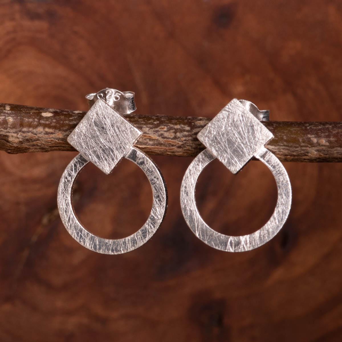 Diamant Und Kreis Ohrringe Aus Gebürstetem Silber Diamant Und Kreis Ohrringe Aus Gebürstetem Silber von RoyalMileSilver
