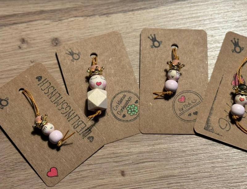 Glückspüppchen Holz Handmade With Love Unikat Püppchen Anhänger Überraschung Geschenk Glückspüppchen Holz Handmade With Love Unikat Püppchen Anhänger Überraschung Geschenk von RoyalOceanPearls