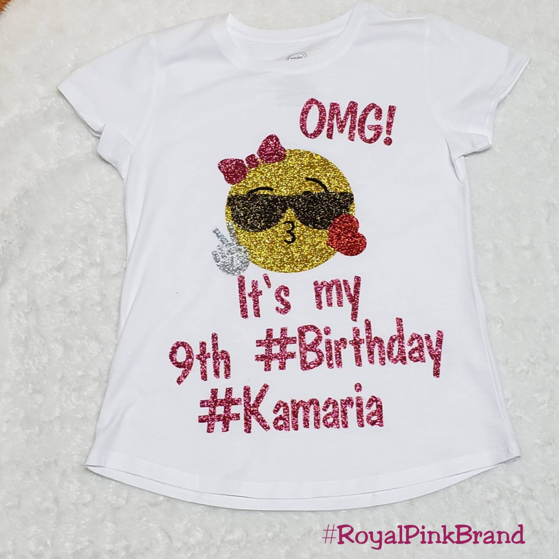 Personalisiertes Glitter Emoji Geburtstags-Shirt Mädchen-Party-T-Shirt Personalisiertes Glitter Emoji Geburtstags-Shirt Mädchen-Party-T-Shirt von RoyalPinkBrand