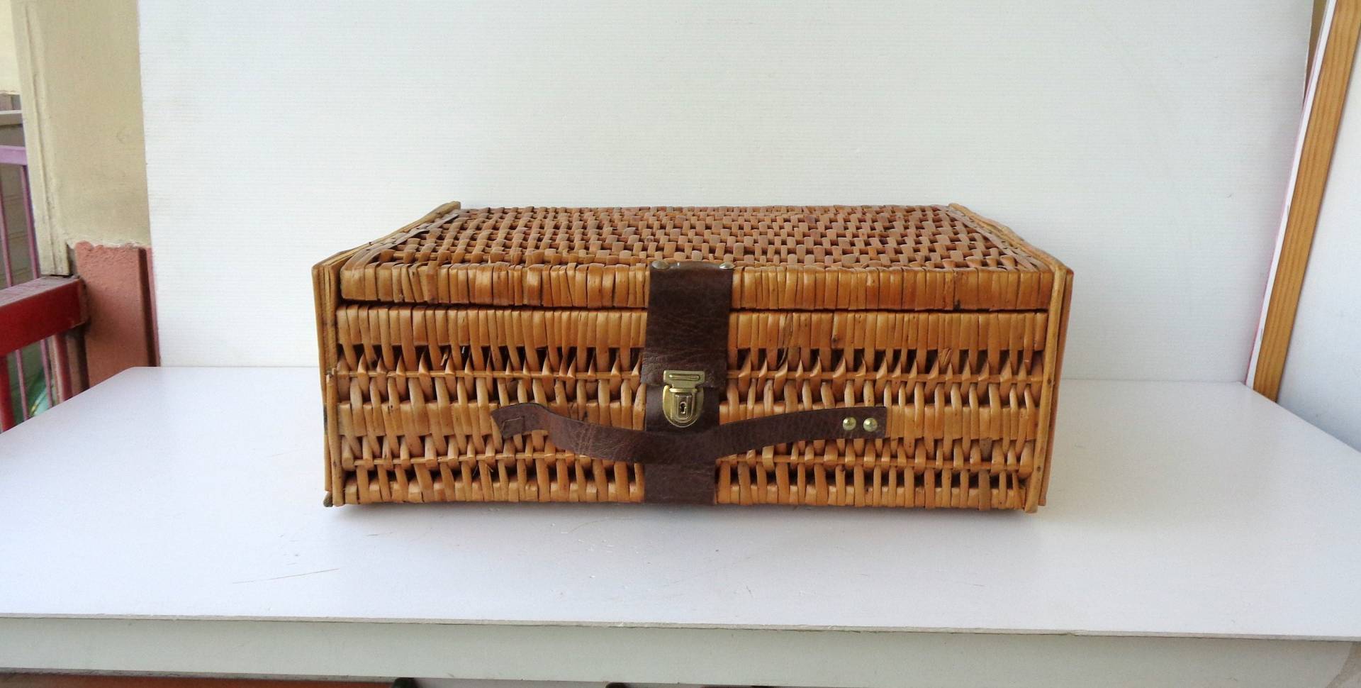 Vintage Italien, Sehr Alter Weiden Picknickkorb, Korb Picknicktasche Italien 70Er Jahre von RoyalVintageItalia