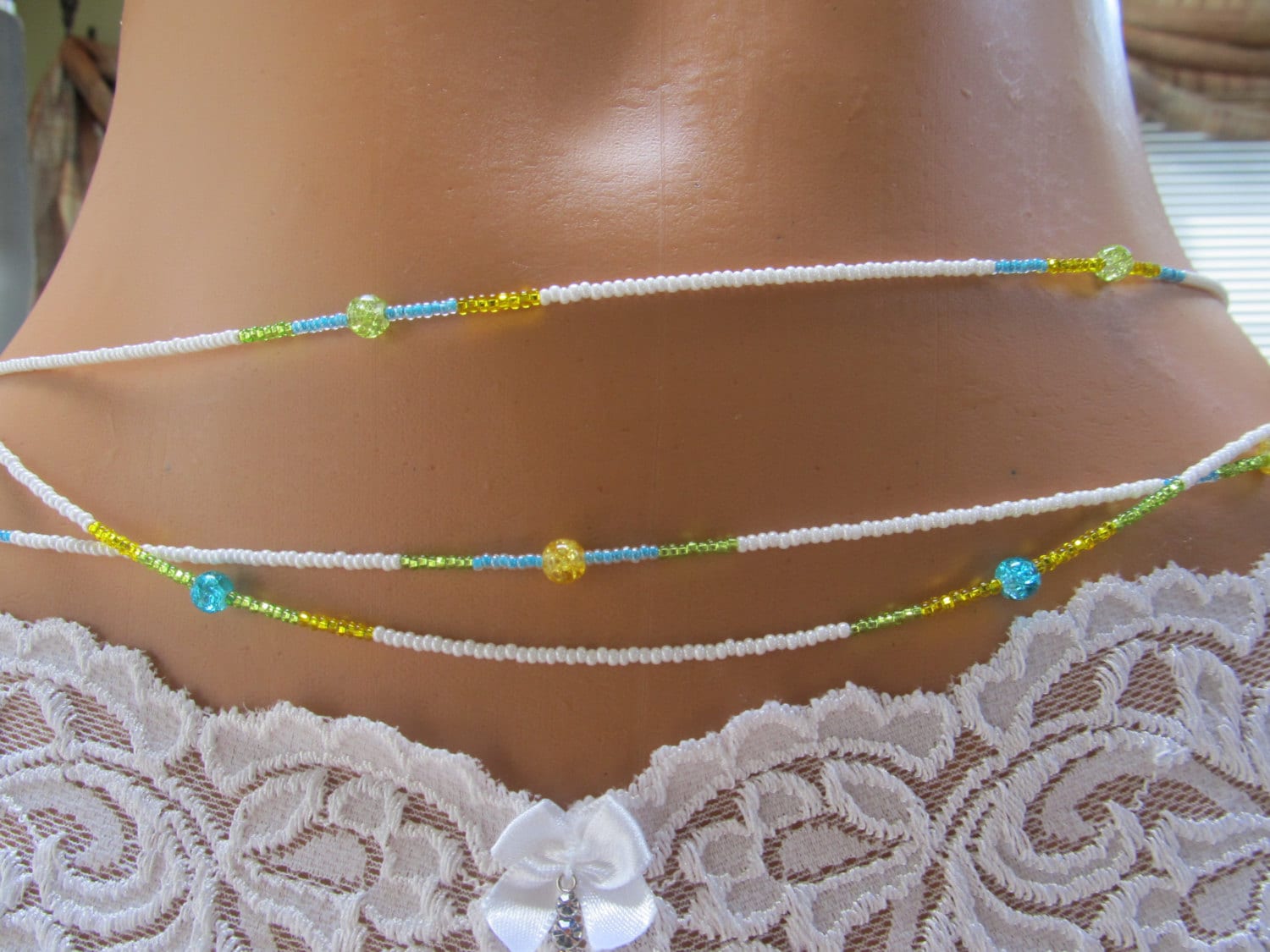 Braziliant - Triple | 3 Strand Waistbeads in Weiß Mit Blauen, Gelben Und Grünen Akzenten; Sterling Silber Verschluss Custom Fit Braziliant - Triple | 3 Strand Waistbeads in Weiß Mit Blauen, Gelben Und Grünen Akzenten; Sterling Silber Verschluss Custom Fit von RoyalWaistbeads