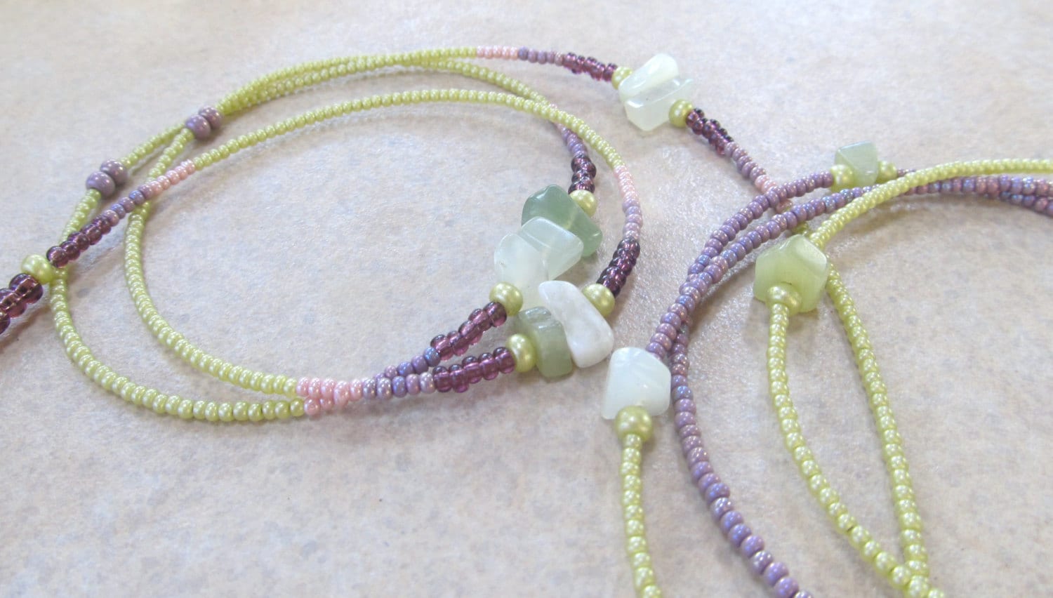 Sea La Vie Taillenperlen - Luxe Doppelstrang Set, in Pastelltönen Mit Neuen Jade Edelstein Nuggets Sea La Vie Taillenperlen - Luxe Doppelstrang Set, in Pastelltönen Mit Neuen Jade Edelstein Nuggets von RoyalWaistbeads