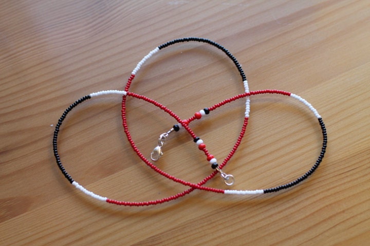 Trinidad - Rot, Weiß Und Schwarz Einzigen Strang Waistbeads Sterling Silber Verschluss Trinidad - Rot, Weiß Und Schwarz Einzigen Strang Waistbeads Sterling Silber Verschluss von RoyalWaistbeads