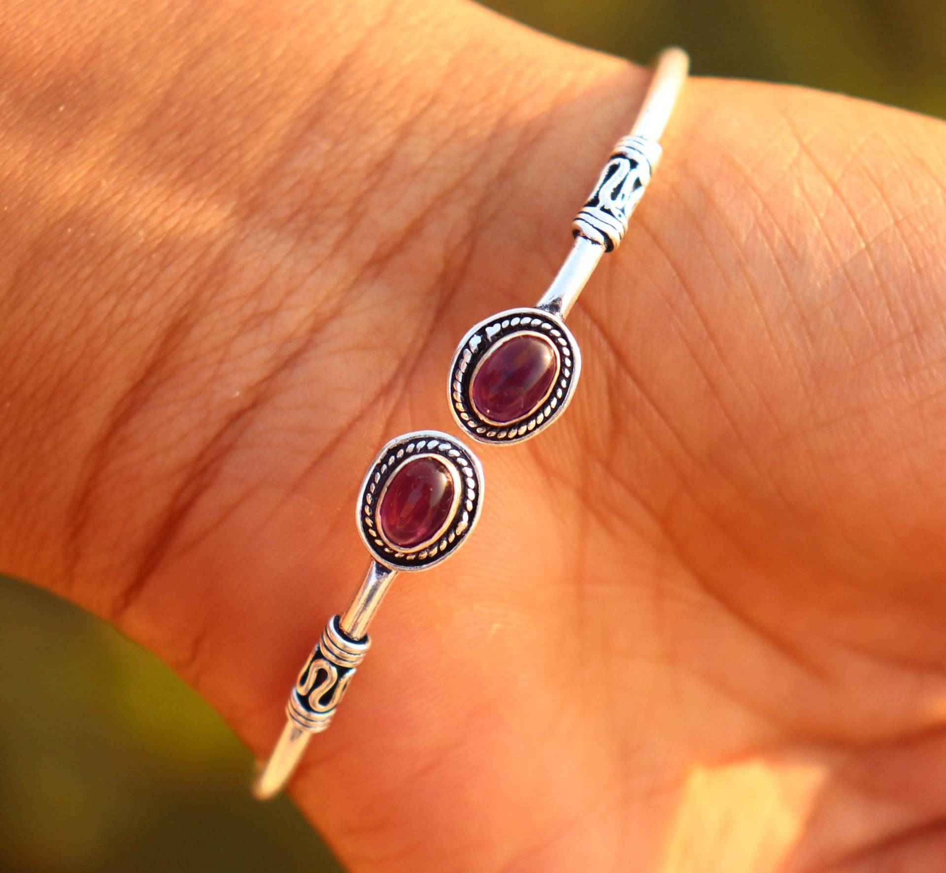 Amethyst Sterling Silber Band | Zierlicher Armreif Versilberter Handgemachter Geschenk Für Sie Zum Jahrestag Amethyst Sterling Silber Band | Zierlicher Armreif Versilberter Handgemachter Geschenk Für Sie Zum Jahrestag von Roynsilverarts